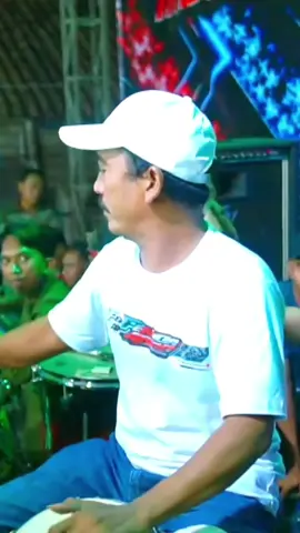 Langit sebagi atap rumahku iye iye GELANDANGAN / brodin #gelandangan #brodin #music #tren #hkmusic 