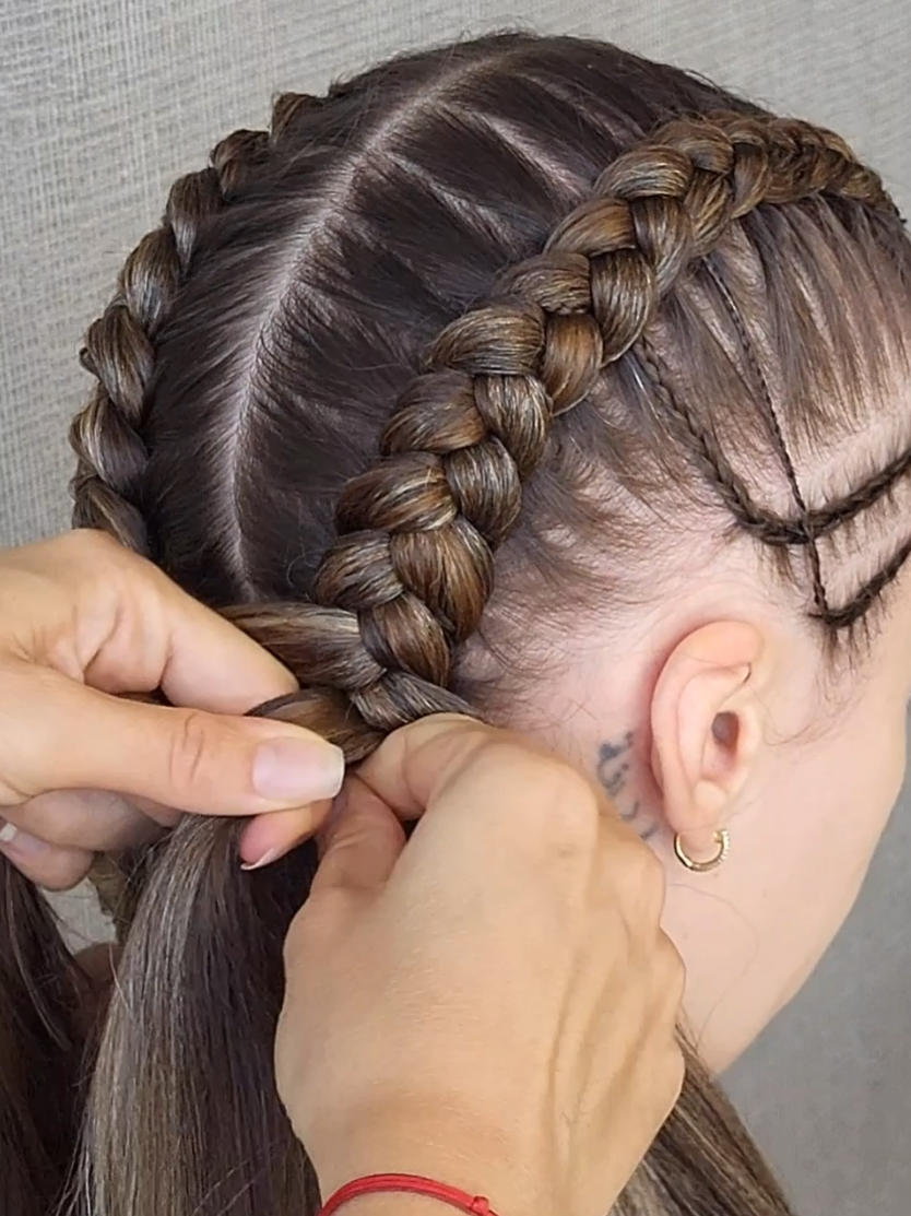 How to Get Perfect Dutch Braids with Ombre Brown Braiding Hair Learn how to create flawless Dutch braids using ombre brown braiding hair. This step-by-step tutorial shows you how to seamlessly blend the extensions from the very root for a smooth transition, making the braids look incredibly natural. You will see how to tuck your hair completely into the braid and secure the ends tightly using a simple technique without any hair elastics. Perfect for anyone wanting a clean, highly realistic, and professional-looking style. This color is the ultimate vibe. 🤎 Link is up top! 🔗 #dutchbraid #festivalbraids #kanekalon #braidinghair #feedinbraids 