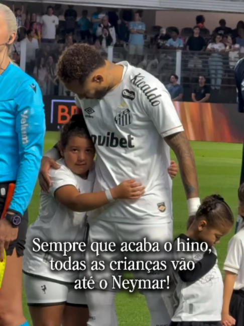 SE É JOGO DO SANTOS, O DESTINO DAS CRIANÇAS É CERTO: CORRER ATÉ O NEYMAR! 🥺🐋 O 10 do Santos é muito ídolo da nova geração! É impressionante! Deu até pra ver a Mavie meio perdida com tanta criança abraçando o pai dela! 😅  📹 @santosfc  #futebolbrasileiro #neymar #neymarjr #santos #njr