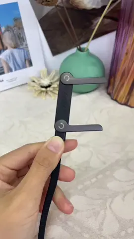 Descubra este cabo de carregamento que também funciona como suporte para celular! #CaboMultifuncional #CarregamentoRápido #AcessóriosTech #SuporteCelular #CaboDeDadosRápido 