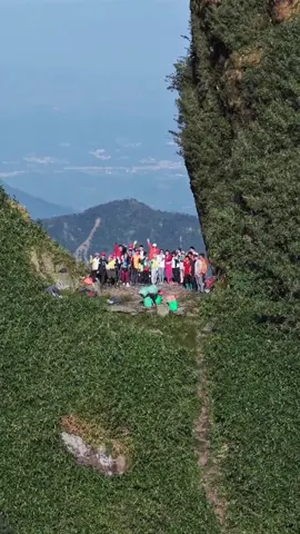 Ngũ Chỉ Sơn – một trong những cung đường khiến mình nhớ mãi. ⛰️ Có những đoạn chỉ muốn dừng lại vì mệt, có những lúc tưởng như không đi nổi nữa… nhưng rồi cứ bước thêm một chút, lại thấy cảnh đẹp hơn một chút. Đến cuối cùng mới hiểu, điều đáng nhớ nhất không chỉ là khoảnh khắc đứng trên đỉnh, mà là cả hành trình mình đã đi qua. 🥾☁️ Ngũ Chỉ Sơn, hẹn một ngày lại gặp nhau! ❤️ #NguChiSon #TrekkingVietNam #Trekking #LeoNui #taybac 