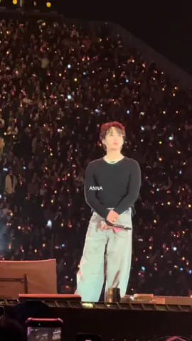 He takes my breath away 24/7…but tonight…I mean look at him 🫩 #bts #yoongi #arirangtour 