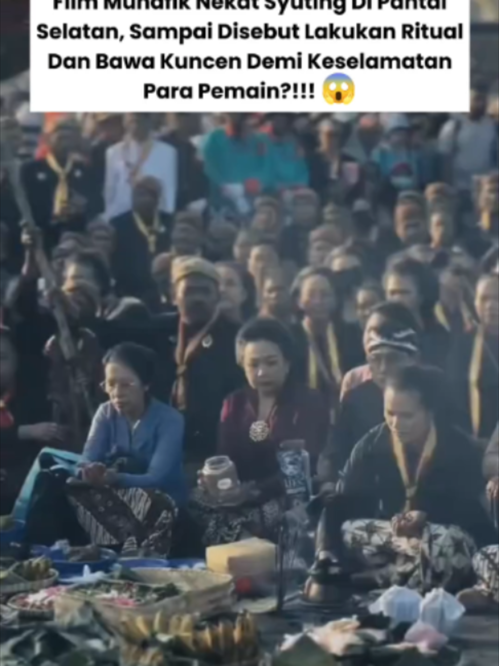 MUNAFIK: MELAWAN IBLIS mengisah ustad Adam, si spesialis ruqyah, dikenal mampu membantu orang-orang yang diganggu makhluk gaib. Namun semuanya berubah setelah kecelakaan maut merenggut Aini, istrinya, tepat sepulang ia menyelamatkan seorang anak dari gangguan Iblis. Trauma membuat ustad Adam berhenti meruqyah dan memilih mengubur masa lalunya. Sampai Anwar datang meminta bantuannya untuk menyelamatkan Fitri, seorang perawat sekaligus putri Haji Mansur yang merupakan tokoh paling disegani di desa. Awalnya Adam menolak. Tapi pesan terakhir Aini membuatnya kembali terjun ke dunia ruqyah. Masalahnya, gangguan yang dialami Fitri ternyata bukan sekadar teror gaib. Ada rahasia gelap yang disembunyikan keluarga Mansur. Dan semakin Adam menggali, semakin jelas bahwa semua ini mungkin berkaitan dengan masa lalunya sendiri. #bahayajadimunafik #munafikmelawaniblis #munafiknyaindo #filmindonesia #hororindonesia #rekomendasifilm #editfilm #filmindonesia🎬 #filmhororindo #filmbioskop #filmmunafik #infoviral #fyp #viral #filmhoror #fypシ #filmremake #aryasaloka #dibaliklayarfilm #ratupantai #upacaraadat