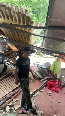 Gần sông thì sợ lũ , gần núi thì sạt lở. Các cụ sống cả trăm tuổi cũng chưa bjo gặp cảnh này. #đồngmochilanglangson quê hương tôi.  May mắn còn người còn của làm lại thôi. #bão số 4