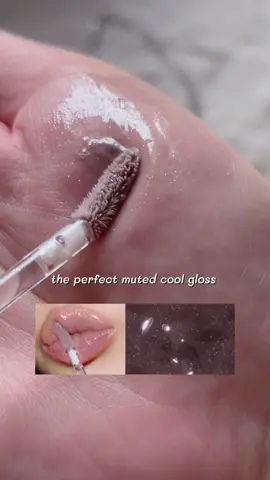 Found the perfect muted cool-toned gloss! 🩶✨ Entropy Tulle Gloss in the shade Voile. เป็นกลอสโทนตุ่นที่สวยมากก The perfect soft grey 🩶gorgeous on its own for that dreamy nude look, or perfect for toning down lips when your natural lip colour feels a little too bright. Obsessed! 🫶🏻 จะทาเดี่ยวๆ เป็นโทนนู้ดหรือเอามากลบสีลิปที่สดเกินก็เริ่ด 🩶✨#รีวิวบิวตี้ #รีวิวสกินแคร์ #entropy #voile #gloss 