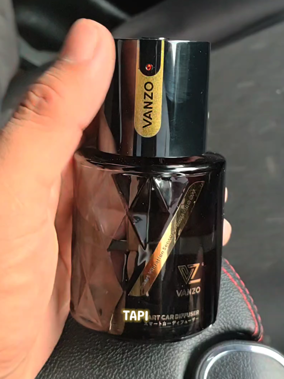 Kereta wangi, masuk je terus rasa selesa 😍🚗 Aku guna Vanzo Smart Car Diffuser ni, bau Secret Musk memang sedap dan nampak premium. Lagi best ada auto ON bila kereta bergerak 🔥 Hashtag: #Vanzo #CarDiffuser #PewangiKereta #KeretaWangi #TikTokShop 