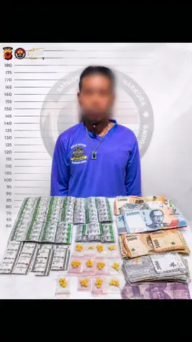 Kapolrestabes Bandung Kombes Pol. Dedi Supriyadi, S.I.K. melalui Kasat Resnarkoba AKBP Dr. Agah Sonjaya, S.H., M.H., beserta jajaran Satresnarkoba Polrestabes Bandung, berhasil mengamankan seorang pria berinisial AS yang diduga sebagai penjual obat keras tertentu (OOT) jenis Tramadol dan obat berlogo MF. Penindakan tersebut dilaksanakan pada Kamis, 20 Agustus 2026 sekitar pukul 09.00 WIB, di depan TPS Sumbersari, Jalan Sumber Asih, Kelurahan Babakan, Kecamatan Babakan Ciparay, Kota Bandung. Dari hasil penindakan, petugas mengamankan barang bukti berupa 97 butir obat merek Tramadol, 70 butir obat warna kuning berlogo MF, serta uang tunai sebesar Rp677.000,- yang diduga merupakan hasil penjualan. Selanjutnya, terhadap terduga beserta barang bukti diamankan dan dibawa ke Satresnarkoba Polrestabes Bandung untuk dilakukan pemeriksaan dan proses hukum lebih lanjut. Jika wargi bandung butuh bantuan silahkan hub : DM IG : Polrestabes Bandung Call Center : 110 Call Center Prabu : 081818612889 Follow juga akun ig@prabu.lodaya.presisi agar semakin banyak informasi yang dapat kami terima dari wargi kota Bandung. @prabowo @listyosigitprabowo @habiburokhmanjkttimur @kapolda.jawabarat @dedimulyadi71 @hmfarhanbdg @ntmc_polri @rtmcpoldajabar @divisihumaspolri @humaspoldajabar @humaspolrestabesbandung @simrestabesbdg @polrestabesbandung @infobdgcom @prfmnews @bandung.banget @infobandungkota @halobandung @infobandung_ @pikiranrakyat