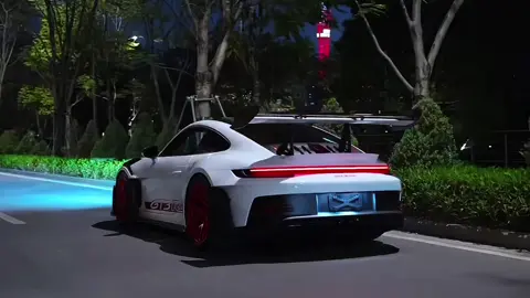 Porsche 911 GT3 RS (thế hệ 992) là mẫu siêu xe thể thao hiệu năng cao Porsche được thiết kế thuần túy để tối ưu tốc độ trên đường đua nhưng vẫn đủ điều kiện lưu thông hợp pháp trên đường phố. Tại thị trường Việt Nam, xe được phân phối chính hãng với mức giá khởi điểm từ 17,7 tỷ đồng, và tổng chi phí lăn bánh sau khi cá nhân hóa các tùy chọn cao cấp có thể vượt qua mức 20 tỷ đồng. Mẫu xe này nổi tiếng toàn cầu nhờ sở hữu hệ thống khí động học chủ động thuộc hàng cực đoan nhất trong thế giới xe thương mại😬#xuhuongtiktok #sieuxe #porsche #911 