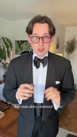 Comment nouer un nœud papillon proprement ? Pendant longtemps, le nœud papillon faisait partie de ces petits gestes qu’un homme élégant était simplement censé savoir faire. Aujourd’hui, on croise surtout des modèles pré-noués… alors qu’en réalité, apprendre à le nouer soi-même n’a rien de très compliqué. Et surtout, le résultat n’a rien à voir : un nœud légèrement imparfait, plus naturel, avec beaucoup plus de caractère. Dans cette vidéo, je vous montre donc étape par étape comment nouer votre nœud papillon vous-même. À enregistrer pour la prochaine fois que le dress code l’exigera. #noeudpapillon #élégance #sartorial #smoking #oldmoney 