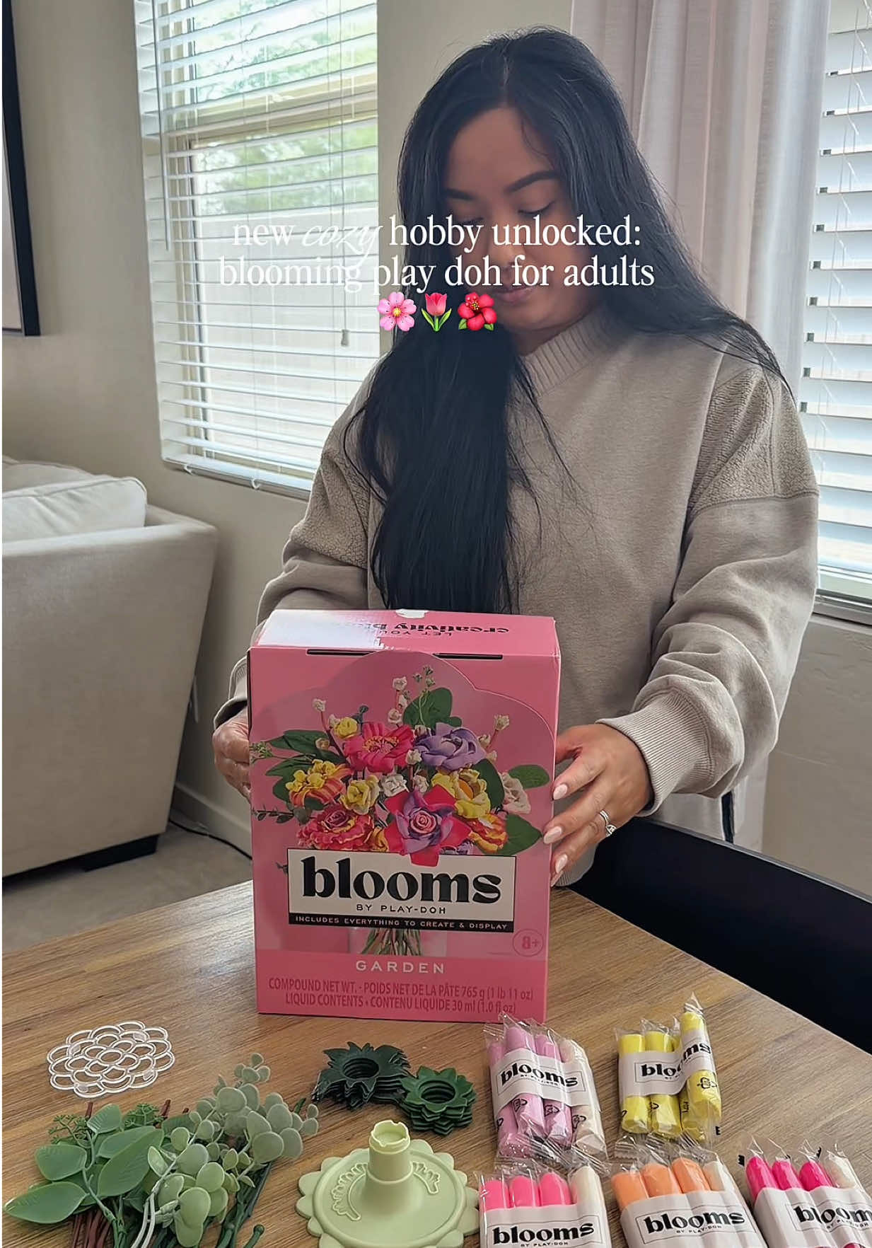 making a flower bouquet with play-doh 🌷🎀 i can’t believe play-doh for adults is actually a thing?! my inner child is SCREAMINGGG!!! • #amazonfind#flowers#bloomsbtplaydoh #blooms