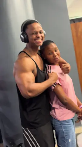 Big bro energy 😂💪🏾 She’s walking with her  brother, but the gym made me look like her terrfiying monster. 😂