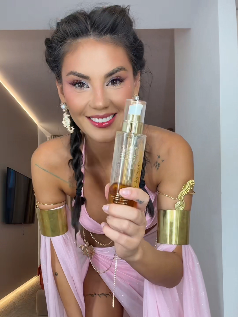 💖 Nu am exagerat, din două aplicări chiar ai piele de zeiță 🥹❤️ Caramel Oil-Serum și Glow Spray Illuminator lasă pielea catifelată, netedă, glowy și strălucitoare ✨️ Vitamina C ajută la uniformizare, pudra de diamant te face să strălucești minim 12h, parfumul delicios de caramel atrage toate complimentele și ingredientele revoluționare hrănesc pielea în profunzime 🙂‍↕️ Goddess treatment is what you need 🪽✨️ @Ramona Olaru #wevelvetglowspray #carameloil #nontoxic #natural #vitamincserum 