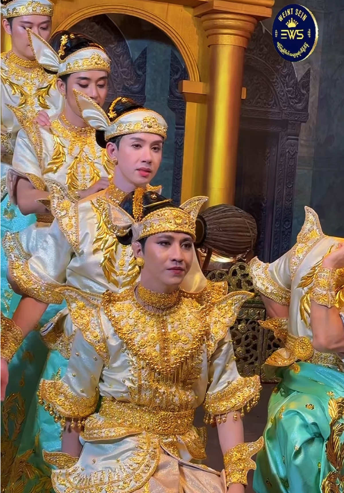 ထာဝရဝိန့်စိန်ရဲ့ရွှေထည်တွေနဲ့ အနုစိတ်စီခြယ်ဖန်တီးထားပြီး လက်ရာမြောက်ဆန်းသစ်လွန်းတဲ့ မြန်မာမှုရိုးရာဝတ်စုံရဲ့အလှတရား❤️#eternalweintsein2 #ယုံကြည်စိတ်ချရဆုံးထာဝရဝိန့်စိန် #foryou #gold 
