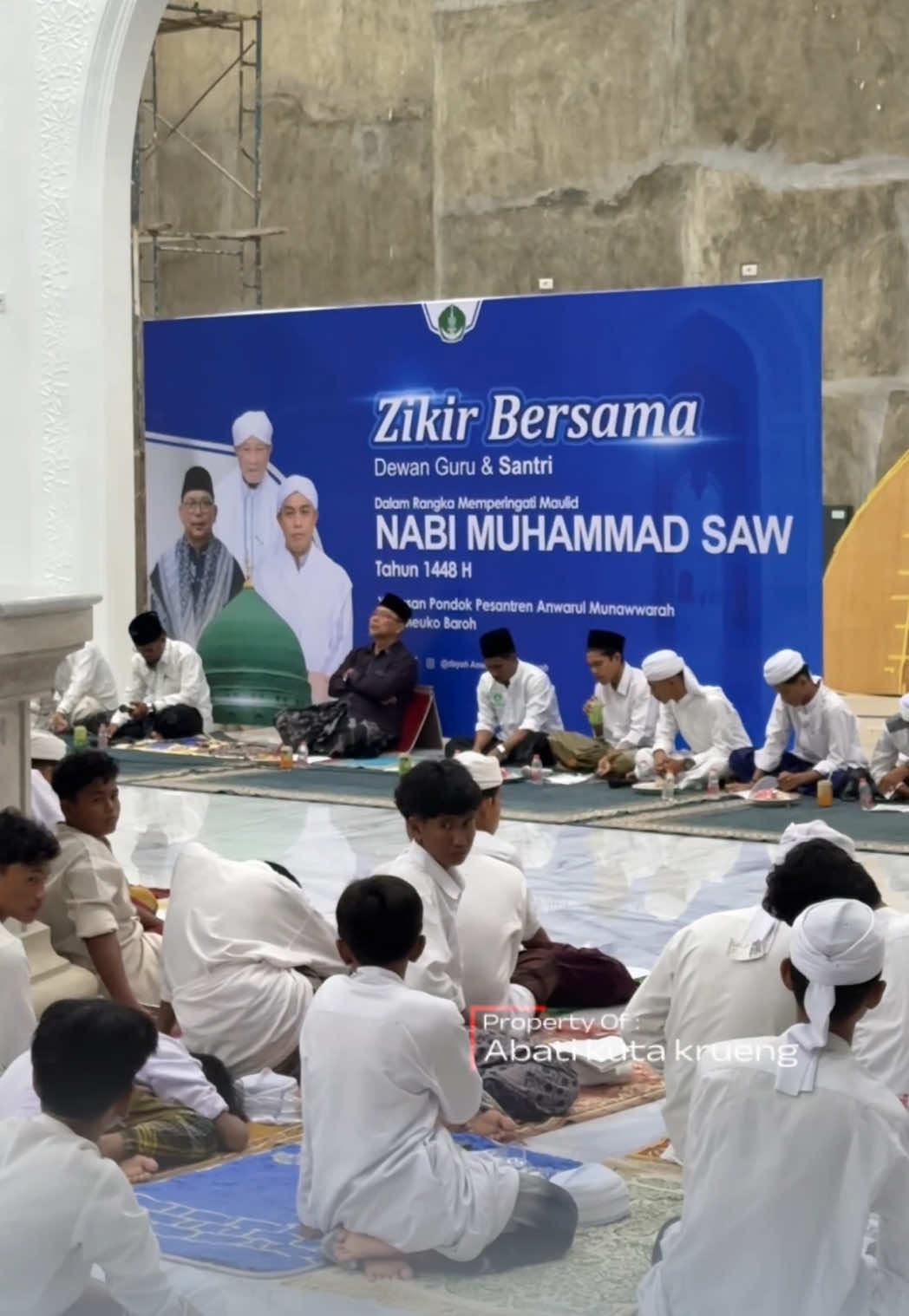 Alhamdulillah Seluruh Santri dan Dewan Guru melaksanakan zikir bersama dalam rangka menyambut Malam 12 Rabiul Awwal dengan penuh khidmat dan kecintaan kepada Baginda Rasulullah ﷺ di dalam Masjid Abu Kuta Krueng. Semoga dengan lantunan zikir dan selawat yang kita panjatkan, Allah SWT senantiasa melimpahkan keberkahan, rahmat, dan kecintaan kepada kita semua.