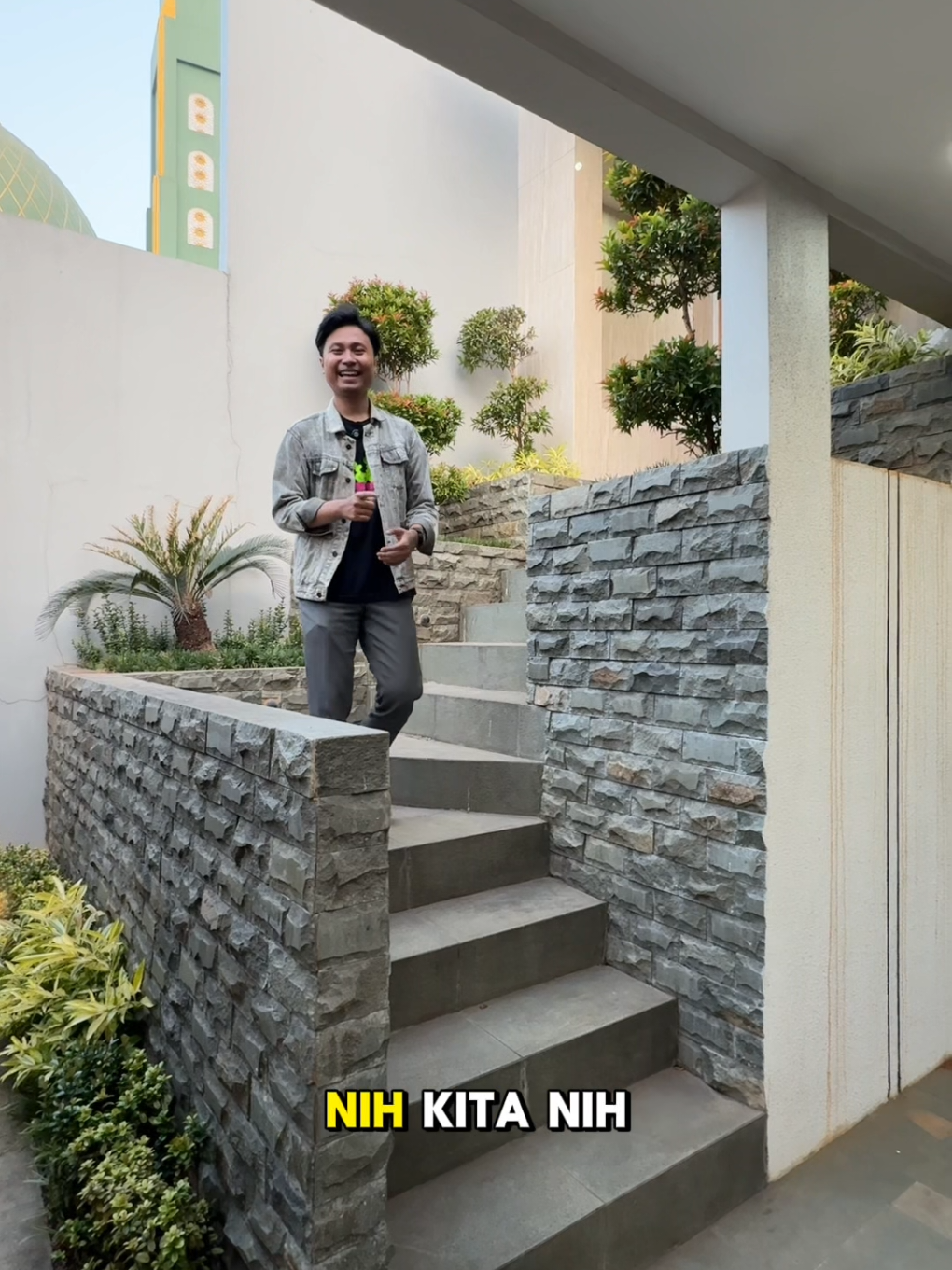 Kalau rumahnya sudah mewah, lokasinya pinggir jalan raya, akses ke mana-mana juga dekat… kurang apa lagi? 😂 📍 Jagakarsa, Jakarta Selatan 🏛️ Modern Tropical 📐 LT 139 m² | LB 280 m² 💰 Rp3,9 M 📩 DM untuk info lengkap & jadwal survey. #jualrumah #rumahjagakarsa #jakartaselatan #rumahmewah #fyp 
