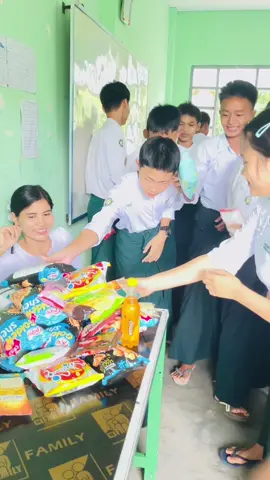 ဆရာမကို မုန့်ပေးတဲ့ trendတဲ့ 💛🫶🏻 သူတို့လေးတွေကြောင့် ဒီဆရာမလဲခေတ်မှီသွားပြီ 😬😬 #fyp #foryou #foryoupage #teacher 
