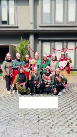 🇲🇨Keseruan Lomba Agustusan 2026 Bersama Ibu Bersinar Sunlight🇲🇨 Yeay...senengnya aku terpilih bersama 50 Ibu Bersinar Sunlight dari 5 Regional berbeda-beda wilayahnya. Wah....makin tambah mengenal satu sama lainnya,persiapan dari setiap regional sudah maksimal banget. Aku dapat kelompok 1 nih,lombanya seru,ramai bersorak2,penuh canda dan tawa,memeriahkan lombanya kami senang semuanya. Lomba mencuci piring dengan Sunlight,Lomba Estafet Hanger,dan Lomba Estafet air kedalam baskom. Hahahaha...semua keseruan lomba ini tak terlupakan,dan pengalaman pertama bagiku ikut lomba bersama Ibu Bersinar Sunlight. Alhamdulillah.....kelompok aku jadi juaranya, lomba estafet hanger dan lomba mencuci piring. Seneng banget dapat 2 hadiah,ehm makin rame acaranya pas ada best kostum nih dan ada doorprice. Oh iya,makan siang bersama seru juga loh ditambah dapat godie bag juga,lengkap banget dan puas banget sama acaranya. Terimakasih banyak Sunlight sudah membuat acara lomba bersama Ibu Bersinar Sunlight Bersih Bersinar.....Sunlight Makin Bersih,Kesat dan Kinclong @Sunlight Indonesia @bersihbersinar.sunlight 
 #IbuBersinarSunlight  #17anIbuBersinar