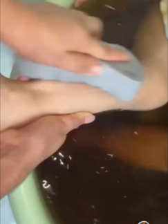 Bông tắm vảy cá, dụng cụ tuyệt vời để tẩy tế bào chết và chà rửa cho bé, nhẹ nhàng với làn da, giúp việc tắm rửa cho trẻ sơ sinh không gây đau rát.