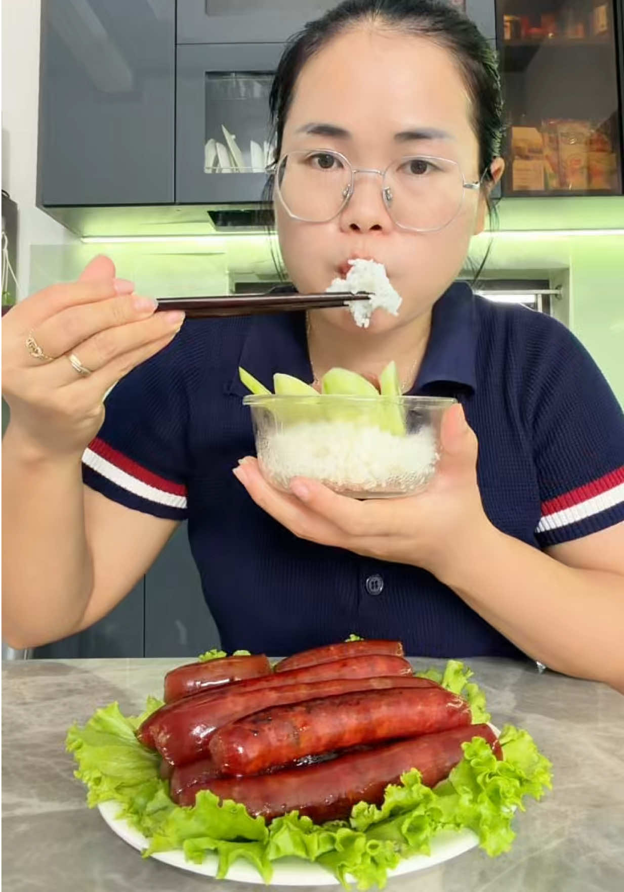 Ăn cơm với lạp xưởng ngon lắm #reviewfood #kimthoabui26 