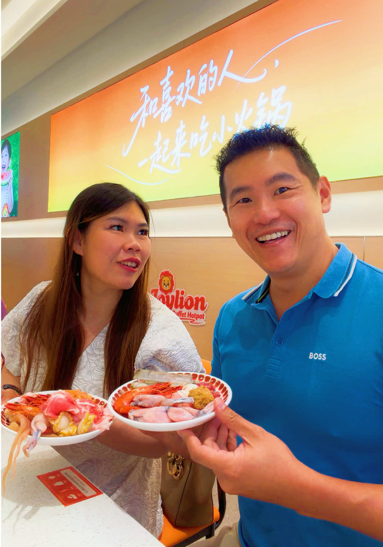 Dated my wife to Joylion, the latest conveyor belt hotpot spot right outside Lentor MRT, and it is a total game-changer!  For just S$22.90++ for lunch or S$32.90++ for dinner, we enjoyed a 90-minute individual hotpot buffet with over 100 ingredients cruising right past us like sushi. We feasted on fresh crabs, XL tiger prawns, whole squids, lion head meatballs, and handmade Xiao Long Bao, complete with a DIY sauce station, free-flow soft drinks, tea/coffee and soft serve. It is ridiculously value-for-money, and signing up for their membership makes it even sweeter - top up from $300 to $900 to score extra bonus credits and complimentary soup bases. This place is definitely worth multiple visits! #JoyLionHotpotSG #HotpotBuffet #ConveyorBeltHotpot #SGFoodie #ValueForMoney