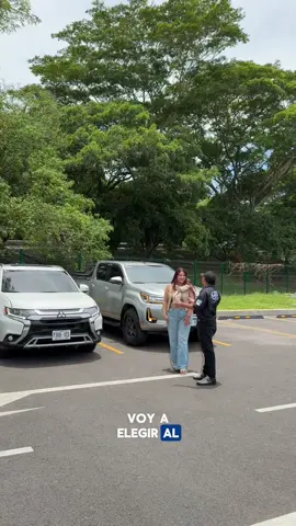 Viajas a El Salvador y visitas a tu novia 👀 Que mejor que montarla en un buen vehículo 🚗 #elsalvador #teamlocotronn #babymeshi #hermanoslejanos🇸🇻 #carroselsalvador🇸🇻 