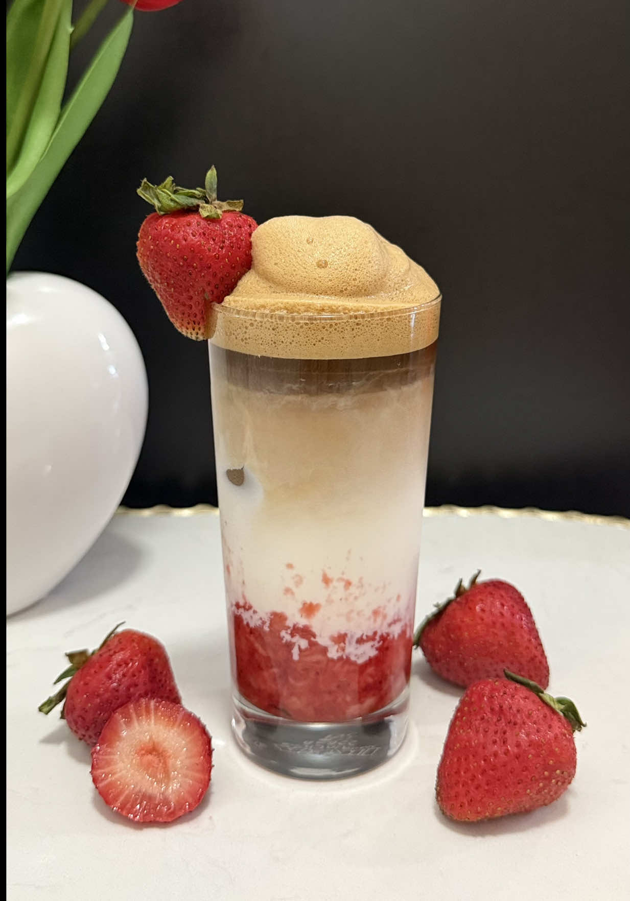 Strawberry Latte🍓☕️ Recipe: Crushed fresh strawberries with strawberry syrup at the bottom. Milk with ice in the middle. And espresso on top. Berry sweetness, creamy milk, and deep coffee flavor. A summer coffee to enjoy slowly. Save this to make it later🥰 #coffee #latte #homecafe #EasyRecipe #coffeelover 