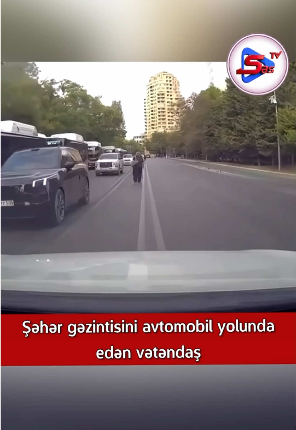 Piyada yol hərəkəti qaydalarını pozaraq həyatını təhlükəyə atıb. SƏSTV.AZ 247press.media-a istinadən xəbər verir ki, sosial şəbəkələrdə yayılan görüntülərdə piyada keçidindən istifadə etməyən şəxsin yol kənarında dayanan avtobusların arasından qəfil hərəkət hissəsinə çıxdığı görünür. Piyada daha sonra avtomobillərin hərəkət etdiyi zolaqda arxası nəqliyyat vasitələrinə tərəf irəliləyib. Sürücü vəziyyəti vaxtında görərək əyləci basıb və mümkün qəzanın qarşısını alıb. #xeber #sestv #xeberler #sondeqiqe #hadise 
