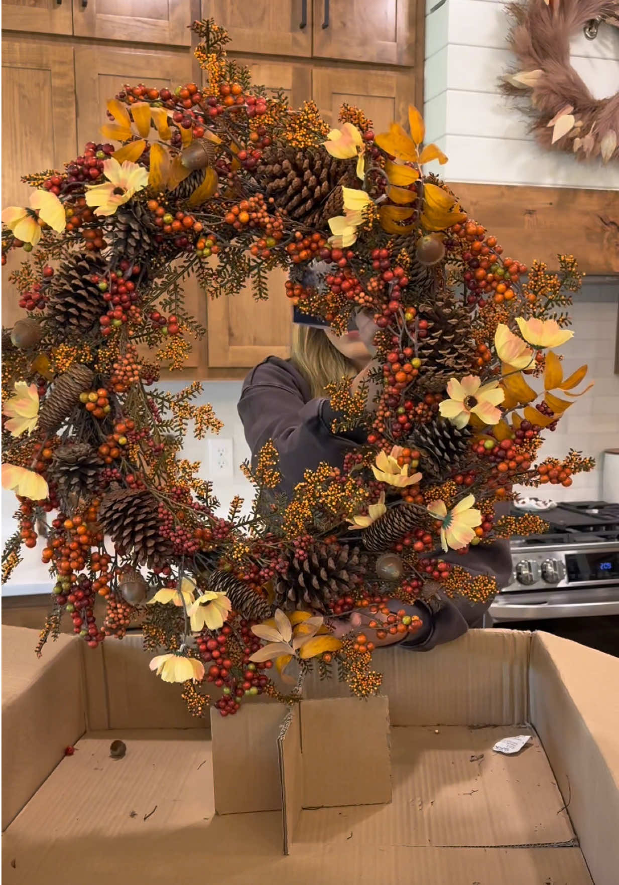 This wreath is STUNNING 😍🍂 #fallwreath #wreath #falldecor #porchdecor #homedecor 