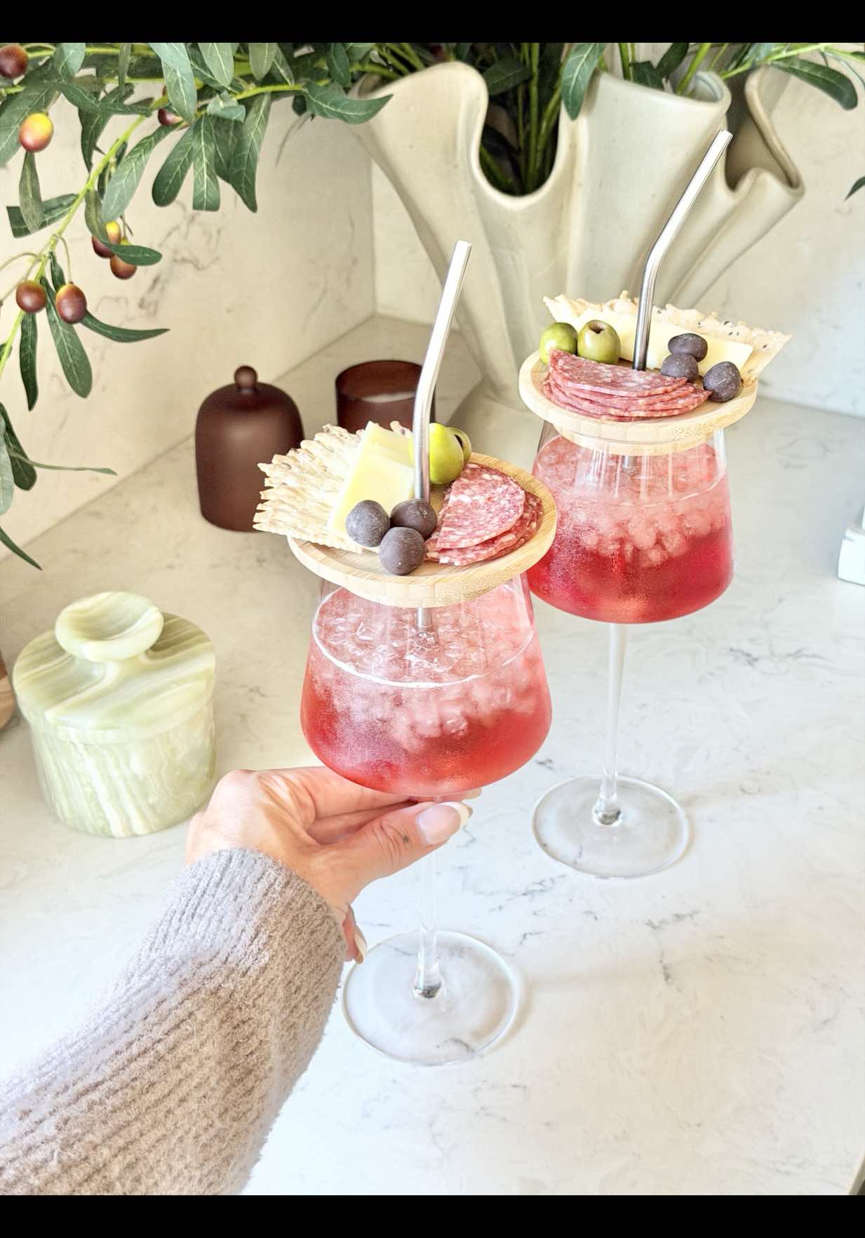 Your guests won't stop asking about these👀 SEND this to the girls who make every drink an experience🥂 #founditonamazon #amazonhome #amazonfinds #wineglasstopper #cocktailgarnish