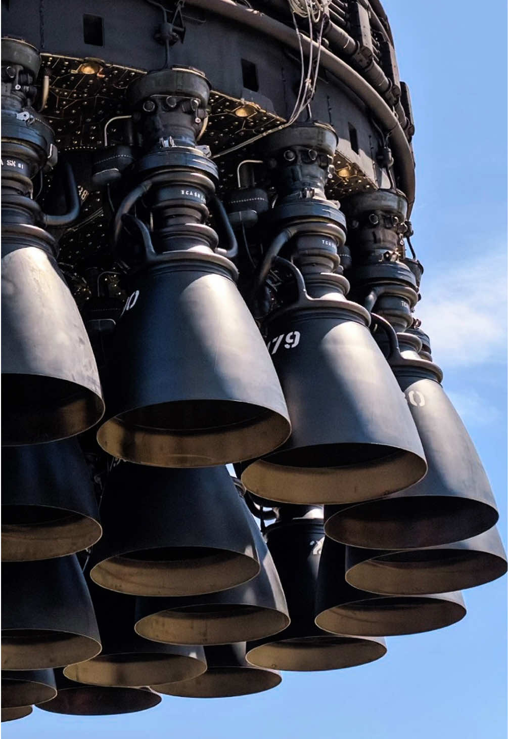Super Heavy Booster 21 💪 O Booster 21 foi transportado para a plataforma em Starbase para testes de ignição estática antes do Voo 14 Super Heavy Booster 21 💪 Booster 21 was transported to the pad at Starbase for static fire tests ahead of Flight 14. #SuperHeavy #B21 #SpaceX #Starship 