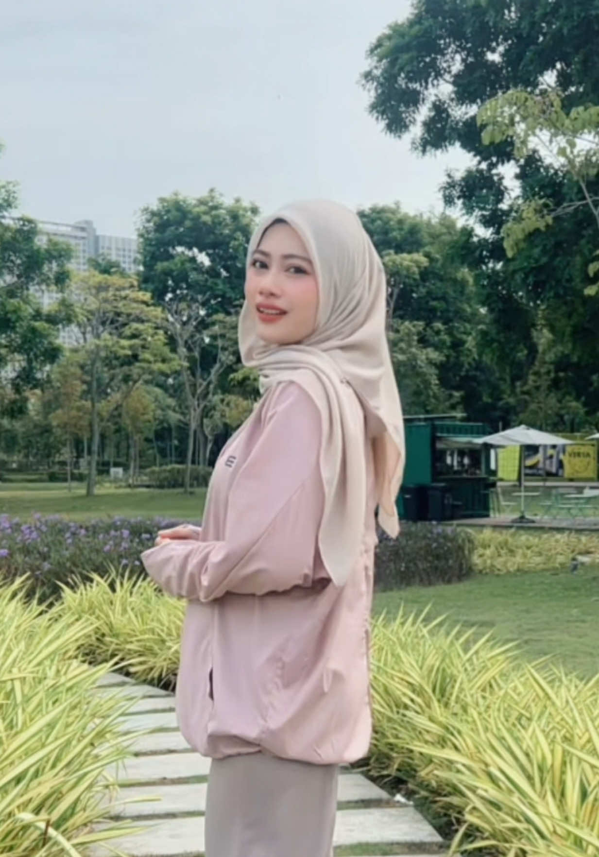 Servin’ clean girl activewear vibes today 🏃‍♀️✨ Bila windbreaker ringan match dengan loose yoga pants auto confident 💯 #elgini #ElginiMalaysia #SportyVibes #activewear #OOTD 
