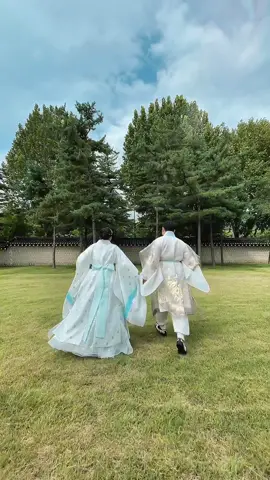 Góc quay video hanbok mới lạ do mình tự tìm tòi và sáng tạo, một kiểu mà hiện tại chỉ bên mình đang làm. Có thể người khác sẽ thử lại, nhưng để tạo ra đúng cảm giác và góc quay như thế này thì không phải ai cũng làm được. 🤍 제가 직접 고민하고 만들어낸 새로운 한복 영상 구도. 지금은 저만의 방식으로 담아내고 있는 촬영이라 더 특별하게 느껴질 거예요. 누군가는 따라 할 수 있어도, 같은 분위기와 느낌까지 그대로 담아내기는 쉽지 않을 거라고 생각합니다. 🤍 A fresh and unique hanbok video angle that I came up with and developed myself. It’s a style I’m currently known for, and while others may try to recreate it, capturing the same feeling and perspective isn’t something everyone can easily do. 🤍 #hanbok #dulichhanquoc #gyeongbokgung #스냅사진 #한복
