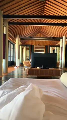 Cuộc đời ngắn lắm, thay vì than phiền về những gì còn thiếu . Hãy biết ơn những gì mình đang có . 