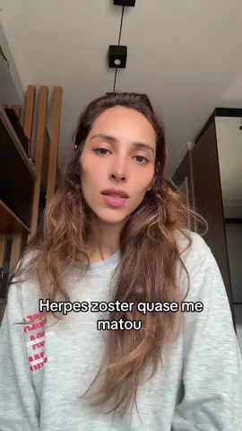 O herpes zóster é causado pela reativação do vírus varicela-zóster (VVZ), o mesmo agente responsável pela catapora Você sabia que a catapora e o herpes-zóster são causados exatamente pelo mesmo vírus? Quando somos infectados pela primeira vez, geralmente na infância, desenvolvemos a catapora, aquela doença que causa febre e espalha bolhas pelo corpo todo. O que muita gente não sabe é que, mesmo depois que a catapora cura, o vírus não vai embora do nosso organismo. Ele viaja pelo sistema nervoso e fica 