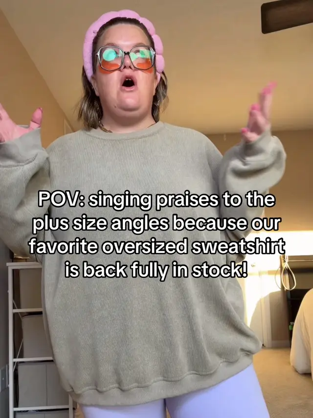 This sweatshirt comes up to size 5X and is an oversized plus size sweatshirt. Last year the 4X and 5X were constantly out of stock, but they did a big restock for fall and they are currently available! If you're looking for the perfect sweatshirt to wear with leggings or a sweatshirt, you can wear your round because it's not fuzzy on the inside. This is the one you wanna grab while it's available! It's the perfect oversize plus size sweatshirt! #PlusSize #plussizeclothing 