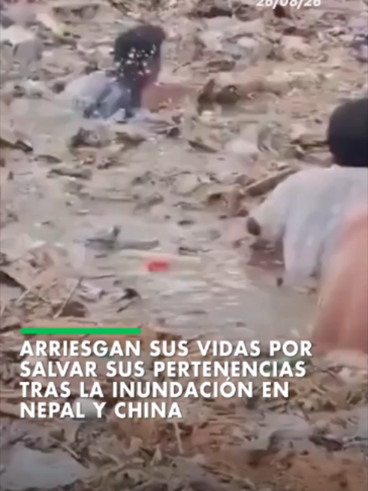 En medio del lodo y las ruinas, habitantes de la zona afectada por las inundaciones entre Nepal y China arriesgan sus vidas para rescatar sus pertenencias que quedaron entre las aguas por el desborde del río. #ELDEBER #China #Nepal #Inundación #Internacional  📹 Minuto 30