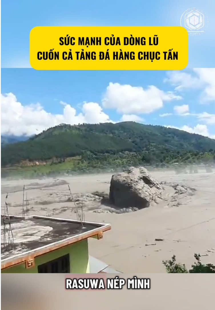 Từng là một thị trấn biên giới xinh đẹp nép mình bên dòng sông Bhote Koshi. Rasuwa của Nepal, với những ngôi nhà đủ màu, con đường thẳng tắp và cây cầu nhỏ bắc qua sông, yên bình như một bức tranh. Nguồn: Reuters / Kathmandu Post | Video: Nepal Clicks / Alertageo Ngày 26/08/2026 - Rasuwa, biên giới Nepal - Trung Quốc