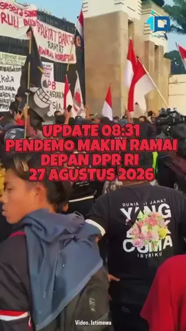 Pantauan situasi di sekitar Gedung DPR, Jakarta, pada Kamis pagi (27/8), menunjukkan sejumlah rombongan massa aksi mulai berdatangan. Para peserta demo terlihat bergerak menuju kawasan gedung DPR untuk mengikuti aksi yang telah dijadwalkan. Situasi di lokasi mulai ramai seiring kedatangan massa. Sc @infodepok_id, indo.pulogebang #demo27agustus #demo #dpr #27agustus #mahasiswa 