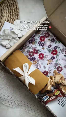 Nak bagi hadiah yang simple tapi nampak eksklusif? 💕 Bawal Cotton dalam gift box, siap cantik untuk terus bagi pada orang tersayang 🥰 Sesuai untuk hadiah birthday, hari ibu, teacher, anniversary & macam-macam lagi 🎀 #BawalCottongiftbox #GiftBox #BawalGiftBox #HadiahIstimewa #IdeaHadiah 