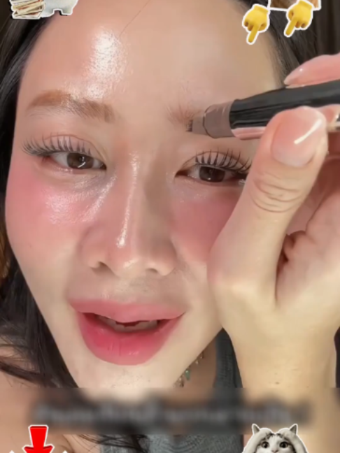 ดูความแตกต่างก่อนและหลังใช้! แค่เติมเส้นคิ้วเล็ก ๆ ด้วยดินสอ 4D คิ้วก็ดูหนาขึ้น มีมิติขึ้น และใบหน้าดูเปลี่ยนไปทันที