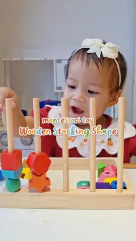 Mula-mula Adra tak pandai lagi main tapu lepas dah dapat rentak seronok pulak dia main, fokus pulak tu main😍 Simple activity tapi banyak manfaat! #montessoritoys  #woodenstackingshape 