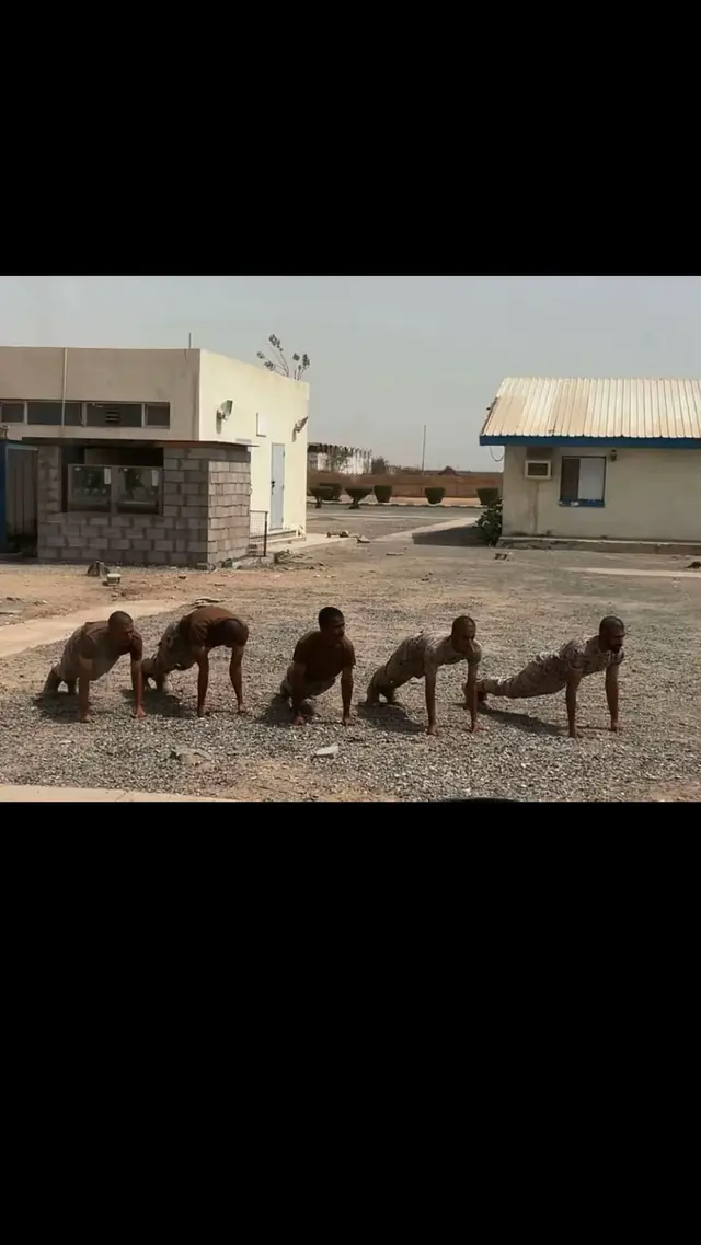 يعد برج المملكة واحدا من أبرز المعالم المعمارية في الرياض، ورمزا حديثا يعكس تطور المملكة العربية السعودية ونهضتها العمرانية. منذ افتتاحه، أصبح البرج وجهة رئيسية للسكان والزوار، ليس فقط لارتفاعه المميز، بل أيضًا لما يقدمه من مرافق متنوعة وتجربة فريدة. تم افتتاح برج المملكة عام 2002، وهو مشروع تابع لشركة شركة المملكة القابضة التي يملكها الأمير الوليد بن طلال. يبلغ ارتفاع البرج حوالي 302 متر، ويتكون من 99 طابقًا، ما جعله لفترة طويلة أحد أطول المباني في الشرق الأوسط، تضميمه الفريد الذي يشتبه فتحة القوسة فلي عط أعلاه يميزه عن بقية ناطحات السلحاب، وقد، صمد ليكون تحفة معمارية تجمع بين الحداثة والهوية المحلية. يضم البرج مجموعة واسعة من المرافق، منها مكاتب إدارية، وشقق سكنية فاخرة، بالإضافة إلى فندق فورسيزونز الرياض الذي يعد من أفخم الفنادق في المدينة. كما يحتوي على مركز تسوق ضخم يعرف باسم مملكة مول، ويضم العديد من العلامات التجارية العالمية والمطاعم الراقية. من أبرز معالم البرج 