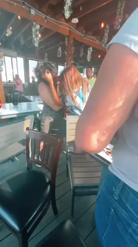 [OFFTOPIC/SUCESOS]: ¡EDICIÓN NACIONAL UNA VEZ MAS. HINCHAS DE TEMU DE LA ALBICELESTE ARMAN ZAFFARRANCHO EN BAR DE SAN MIGUEL Reporte ácido y de alta alcurnia barriachera sobre el folclor callejero y las pasiones de importación informal. Reporte Oficial: En lo que ya es una obra maestra de la tragicomedia urbana, un grupo de valientes ciudadanas 100% locales —pero con aspiraciones mundialistas— decidió demostrar su furia desatada armando una memorable función de lucha libre a mano limpia en un concurrido bar de San Miguel. Acciones Operativas: Lejos de guardar compostura, las involucradas defendieron los colores de la selección extranjera como si les fuera la vida (o la tanda), repartiendo mechones al viento, empujones y drama de alta gama ante la mirada atónita de los comensales. Detalles del Incidente: Testigos afirman que el verdadero motivo de la disputa campal giraba en torno a diferencias de opinión sobre su propio 