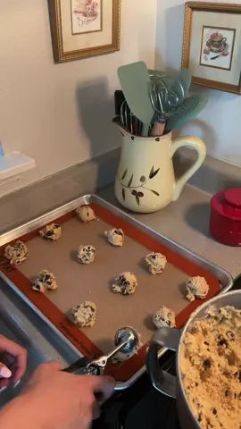 Ooey gooey chocolate chip cookies!!! Recipe at the end pooks 🤭🤭🫶🏼🫶🏼🍪👩🏻‍🍳 #chocolatechipcookie #cookierecipe #sourdoughhack #corporategirly #gooeycookies @King Arthur Baking @KitchenAid 