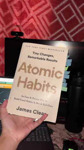 Me: “I’ll start tomorrow.” Also me after reading Atomic Habits: 👁️👄👁️ Okay… maybe I really do need to change my habits. 😂📖 #AtomicHabits #BookTok #SelfImprovement #JamesClear #TikTokFinds 