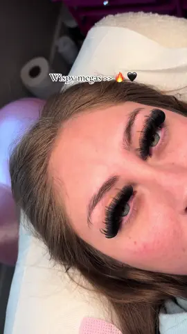 Book with me ✨  DM to book & for availability and pricing ! IG : @blingedwinkz 🎀 #sacramentolashtech #sacramentolashes #916 #lashes 