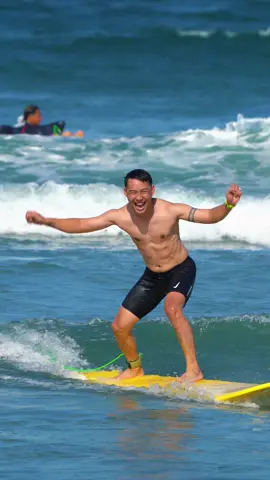🏄‍♂️ Learn to surf. Catch your first wave. 🌊🤙 🏄‍♂️ Học lướt sóng. Bắt con sóng đầu tiên của bạn. 🌊🤙 #DanangSurf #SurfVietnam #SurfLesson #DanangBeach #SurfLife