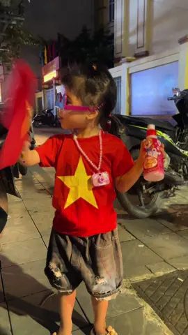 #xuhuongtiktok Con cũng đi cổ Vũ Việt Nam Vô Địch ạ . Sắp đến mùng 2-9 mọi người mua áo cho các bạn thì vào rỏ hãng để ủng hộ Xưởng May Nutikid ạ #NutiKid #ThoiTrangTreEm #dobegaisanhdieu #DoChoBe 