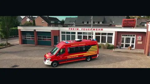 Heute Präsentiere ich euch den neuen Einsatzleitwagen (ELW) der Freiwilligen Feuerwehr Twistringen.  ---------------------- Technische Daten: -Fahrzeug: Einsatzleitwagen (ELW) -Funkrufname: Florian Diepholz 18/11-6 -Besatzung: 1/5 -Blaulicht Dach: Hänsch DBS 4000 -Blaulicht vorne: Standby L54 -Blaulicht hinten: Hänsch DBS 4000 -RWS: Im Dachbalken hinten -Horn: Pressluft,Stadt,Land -Kennzeichen: DH F 1811 -Stationiert: Feuerwehr Twistringen -Gewicht: 5 T -Motor: 160 PS -Fahrgestell: Mercedes Benz Sprinter 516 CDI -Aufbau: BOS-Mobile-Systeme -Baujahr: 2026 ------------- Besonderheiten: -Lichtmast mit 360 Grad Kamera -Kein Notstrom Erzeuger für Strom  -Kühlschrank -Bildschirm in Glasscheibe (hinter der Schiebetür Beifahrerseite) ------------- Beladung: -4x Nissen -4x Verkehrsleitkegel - Diverse Funktionswesten -Bierzelt Garnitur -Feuerlöscher -2x Stative -Verbandkasten -Whiteboard -2x Winkerkellen -Drucker  -Markise von der Firma Fiamma  *mit Seitenteilen -Klimaanalage  -Rettbox ------------- Fotos: Tim.Henschel  ------------- Kamera 2: Panasonic DMC- FZ-1000 Kamera 1: Canon EOS R 7  Objektive:  - RF-S 18-150mm 3,5-8,0  - EF 75-300mm 1:4-5,6 III Handy: IPhone 16 Kamera: DJI Osmo Pocket 3  Drohne: DJI mini 4 pro ------------- #einsatzfahrtenbarnstorf #Twistringen #neuerelw #Feuerwehr #Einsatzfahrzeug 