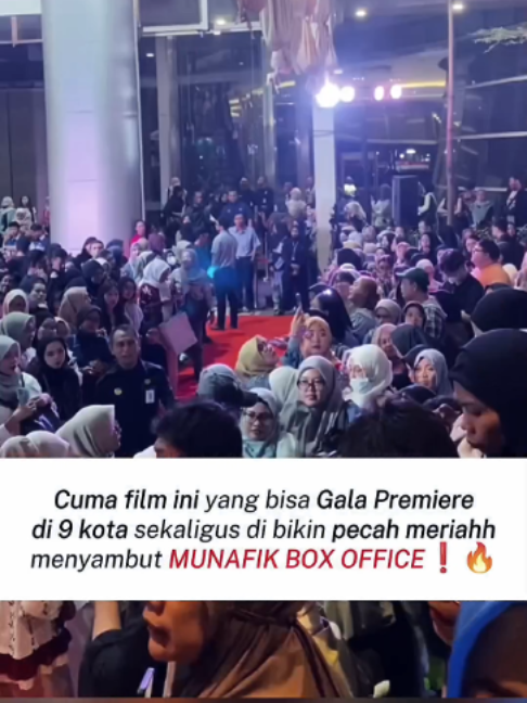 MUNAFIK: MELAWAN IBLIS mengisah ustad Adam, si spesialis ruqyah, dikenal mampu membantu orang-orang yang diganggu makhluk gaib. Namun semuanya berubah setelah kecelakaan maut merenggut Aini, istrinya, tepat sepulang ia menyelamatkan seorang anak dari gangguan Iblis. Trauma membuat ustad Adam berhenti meruqyah dan memilih mengubur masa lalunya. Sampai Anwar datang meminta bantuannya untuk menyelamatkan Fitri, seorang perawat sekaligus putri Haji Mansur yang merupakan tokoh paling disegani di desa. Awalnya Adam menolak. Tapi pesan terakhir Aini membuatnya kembali terjun ke dunia ruqyah. Masalahnya, gangguan yang dialami Fitri ternyata bukan sekadar teror gaib tapi ada rahasia gelap yang disembunyikan keluarga Mansur. Dan semakin Adam menggali, semakin jelas bahwa semua ini mungkin berkaitan dengan masa lalunya sendiri. Munafik: Melawan Iblis akan tayang di seluruh bioskop pada 3 September 2026 @film.munafik @unlimited_production #FilmMunafik #MunafikMelawanIblis #BahayaJadiMunafik #MunafiknyaIndo